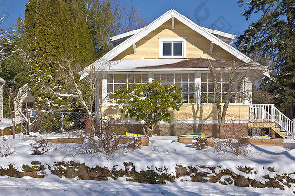 俄勒冈州格雷萨姆的家和雪地。