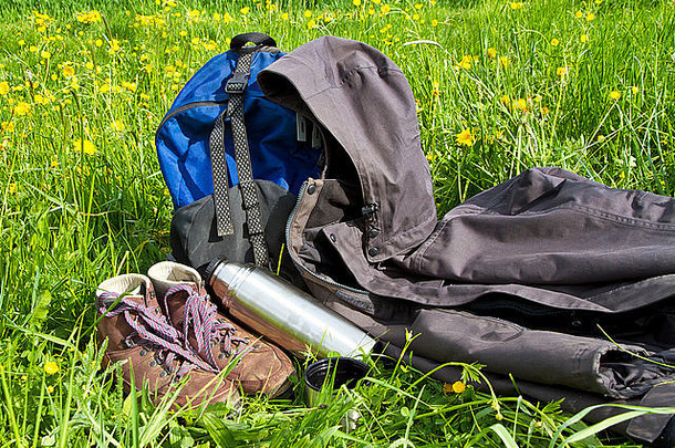 花圃里的背包和登山鞋
