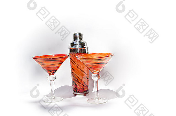 橙色马提尼鸡尾酒吹制玻璃杯和白色背景的摇壶
