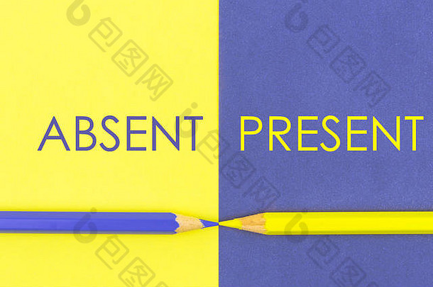 缺席与现在的对比概念。黄色和紫色的<strong>铅笔</strong>和纸。