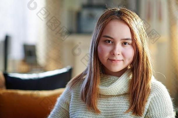 肖像快乐现代少年女孩红色的头发白色毛衣现代首页阳光明媚的冬天一天
