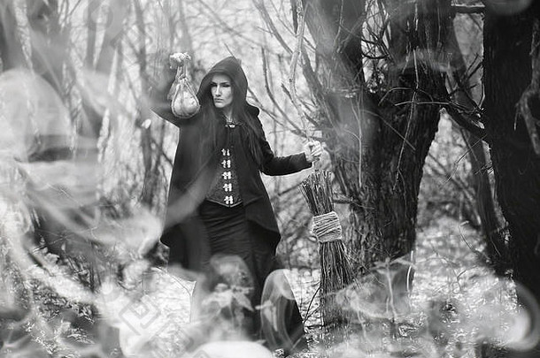 密林中穿着女巫服的女人