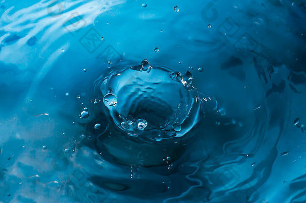 下降水蓝色的水下降下降水水飞溅特写镜头雨关闭