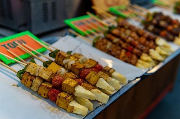 泰国出售的典型烧烤肉类街边食品