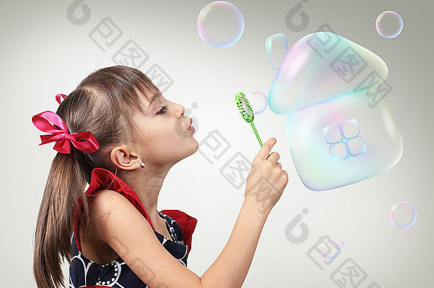 小女孩吹肥皂泡形成房子，创意居住理念