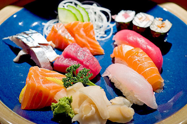 巴黎日本餐厅日本食物寿司生鱼片牧板细节关闭生鱼亚洲