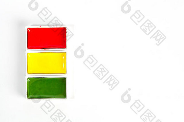 红色、黄色和绿色<strong>纯色</strong>水彩平底锅，白色<strong>背景</strong>，带有空间