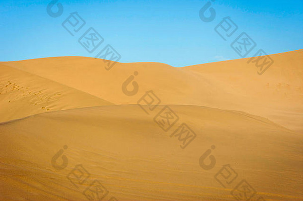 中国敦煌戈壁沙漠中的彩色沙丘