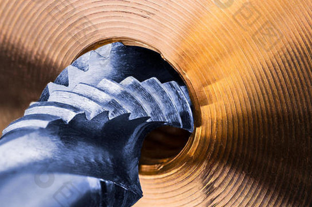 螺旋长笛利用细节金金属部分艺术特写镜头蓝色的钢切割工具线程青铜工件工程背景