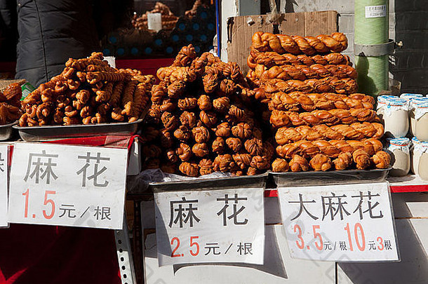 街上市场出售的糖衣中国食品