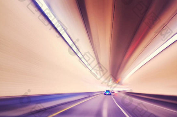 复古色调的运动模糊汽车在隧道中行驶，醉酒驾驶人的视觉概念。