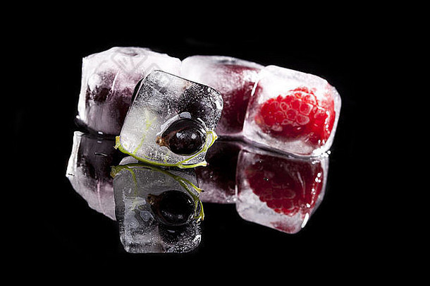 黑醋栗树莓冻冰多维数据集孤立的黑色的背景豪华的新鲜的夏天水果