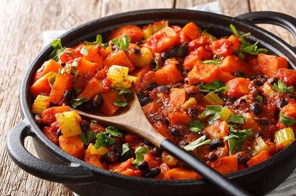 辣椒红薯和黑豆配西红柿、芹菜，放在桌上的平底锅里。水平的