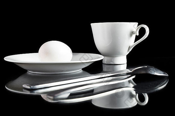 煮熟的蛋杯勺子早餐表格