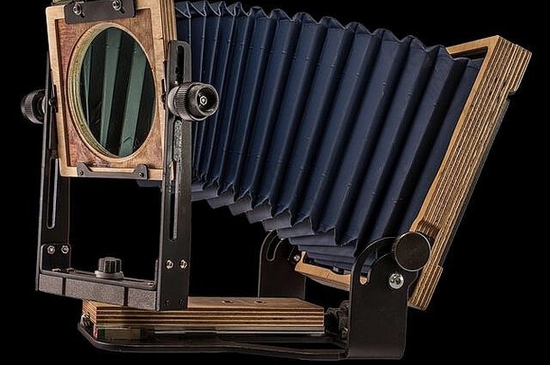 无畏的4X5 Mark IV胶合板折叠式现场胶片相机，纯黑色背景，易于隔离和裁剪