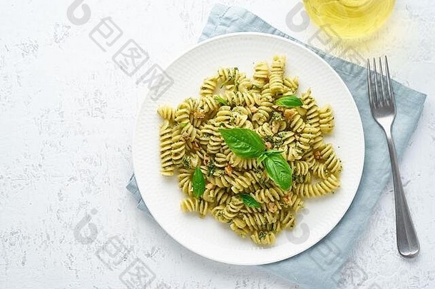 fusili意大利面配罗勒香蒜酱和香草，意大利料理，灰色石头背景，俯视图