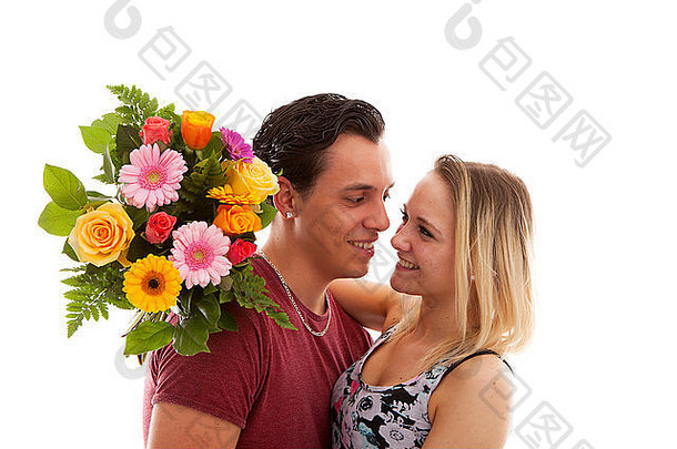 女孩很高兴看到男朋友在白色背景上送给她的花束