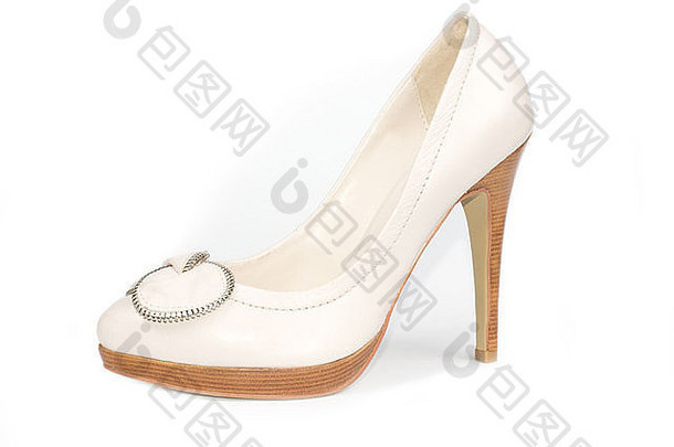 女式经典优雅的白色宫廷鞋，正面装饰和细高跟鞋，可在白色工作室背景上正式穿着