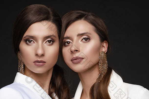 两位美丽的姐妹的画像，化妆优雅。
