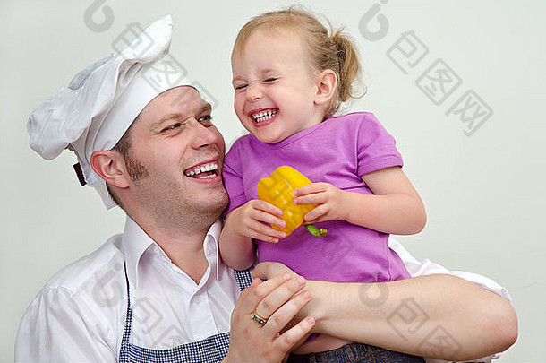 小女孩和她的父亲在厨房里玩得很开心