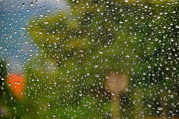 雨滴落在公共汽车车窗玻璃上，沃特滕，奥地利