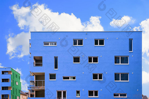 蓝色的现代住宅公寓平建筑外萨尔茨堡