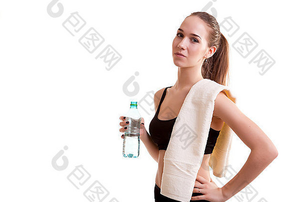 可爱的少年女孩毛巾肩膀瓶手体育运动孤立的白色背景