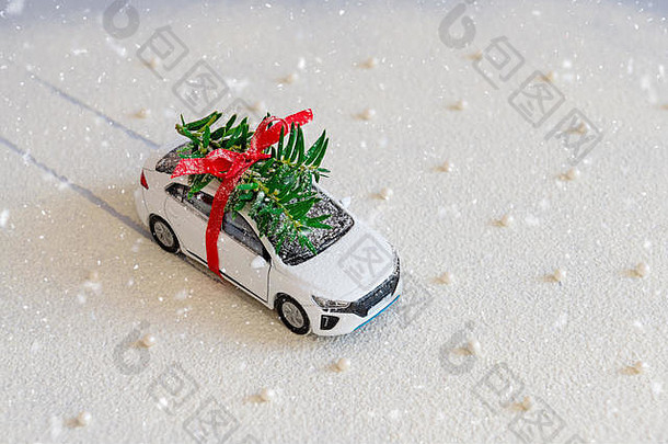 白色玩具车圣诞节树屋顶