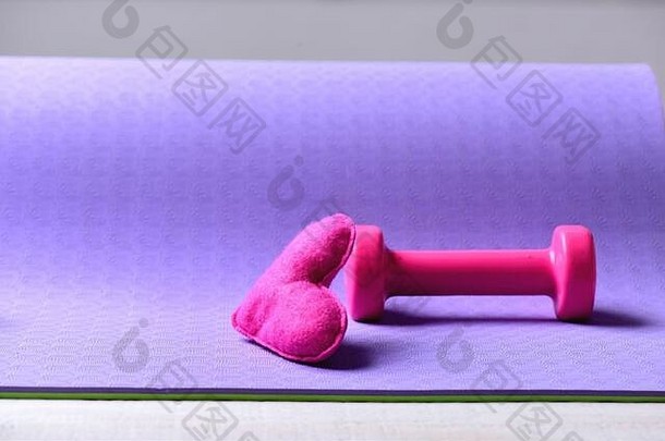 杠铃粉红色的爱象征关闭爱体育<strong>健身</strong>的想法健康的形状概念哑铃使粉红色的塑料软玩具心紫色的纹理背景复制空间