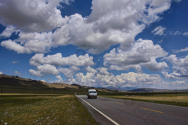 中国新疆，美丽的217路，穿过巴音布鲁克草原和<strong>天山山脉</strong>