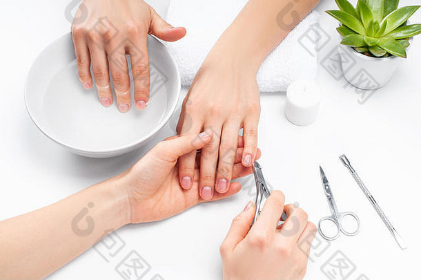 手护理水疗中心美丽的女人的手完美的修指甲指甲修饰师主使修指甲