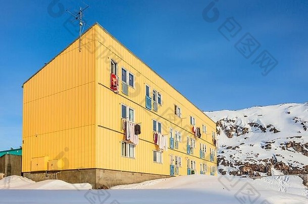 北极生活住宅房子雪山背景伊卢利萨特城市格陵兰岛