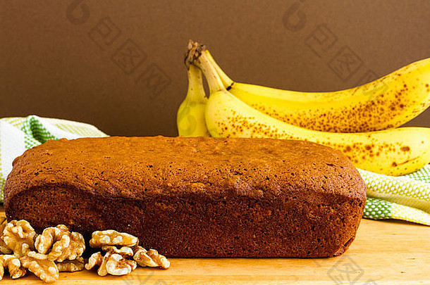 <strong>新鲜</strong>出炉的经典香蕉面包，配核桃和香蕉。