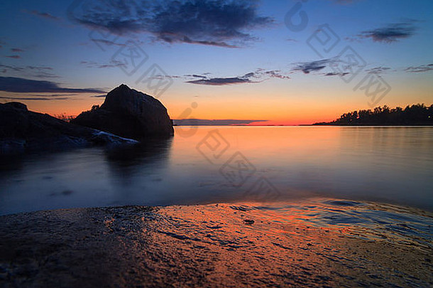 夜晚的海景和岸边岩石的轮廓。这是我的日落系列中的另一张图片。