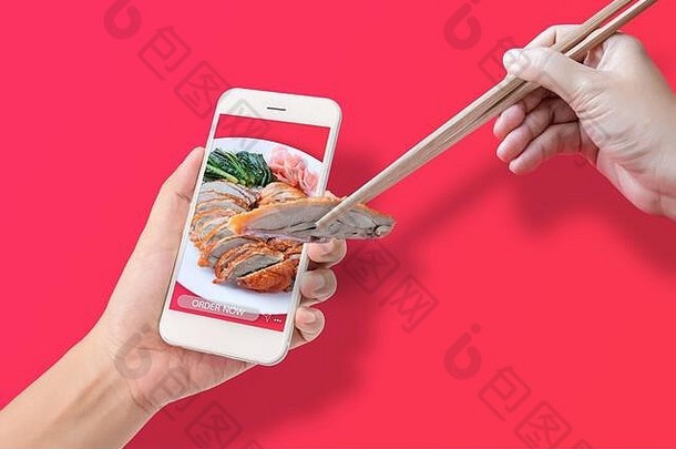 手动使用筷子夹住烤鸭，从应用程序到通过移动智能手机在线订餐，在红色背景上隔离。