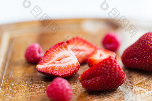 关闭成熟的红色的草莓切割董事会