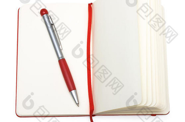 <strong>红</strong>色打开记事本（纸），笔和书签隔离在白色背景上。