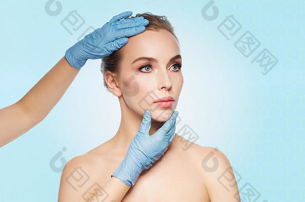 外科医生美容师手触碰女人脸