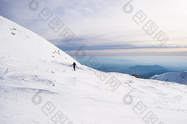 回来国家滑雪徒步旅行艰苦的雪坡风景优美的视图背景概念征服逆境