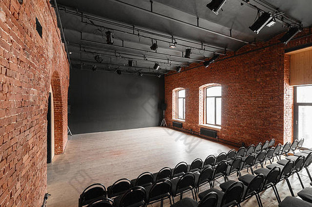 阁楼风格。带黑色椅子的大厅，用于网络研讨会和会议。一间巨大的房间，窗户很大，四周是砖墙和拼花地板。电影及戏剧制作