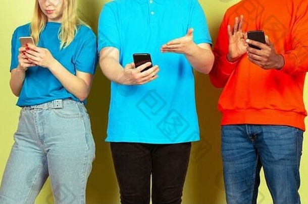 集团朋友移动智能手机青少年上瘾技术趋势关闭黄金时代发短信滚动聊天看视频购物在线连接设备