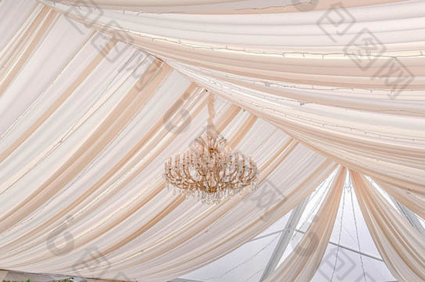全景框架惊人的婚礼聚会地点白色树冠窗帘玻璃屋顶