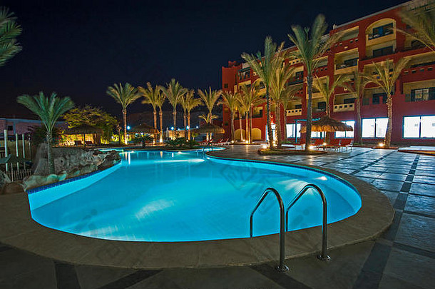 视图游泳池奢侈品热带酒店度假胜地晚上日期棕榈树