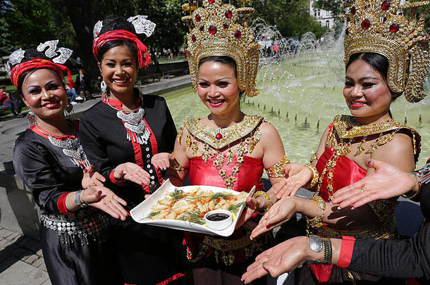 保加利亚索非亚——2016年5月19日：在一个节日期间，女演员正在展示泰国传统的食物、衣服和珠宝