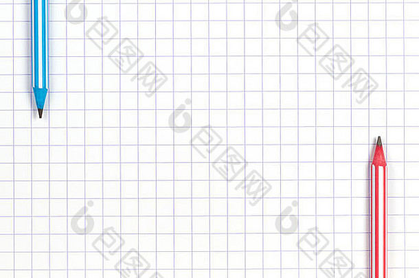 白色方形纸笔记本背景上的两支条纹铅笔。俯视图
