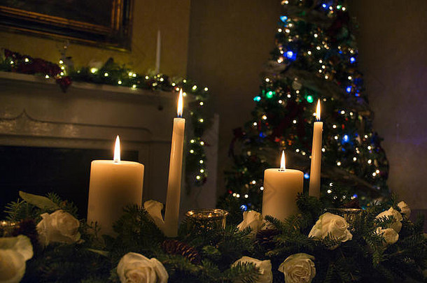 圣诞桌插花，配蜡烛和圣诞树