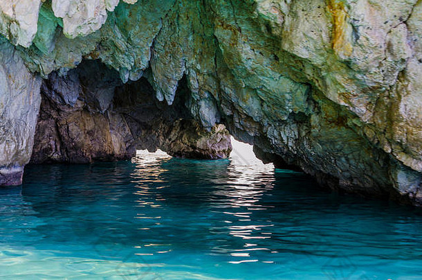 扎金托斯岛上有多个入口的洞穴