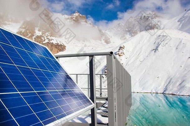 太阳能面板山湖蓝色的天空背景替代能源概念