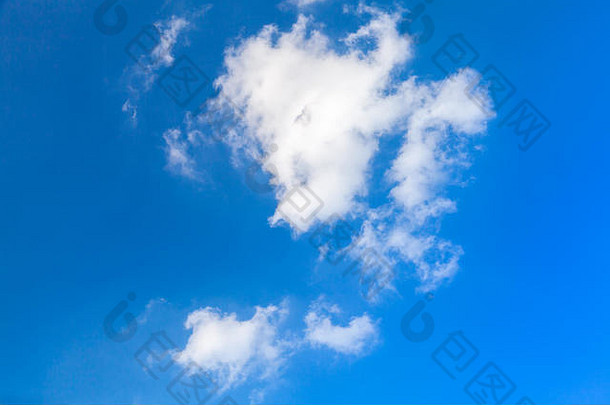 白云，白天蓝色天空中的小编队，自然背景照片