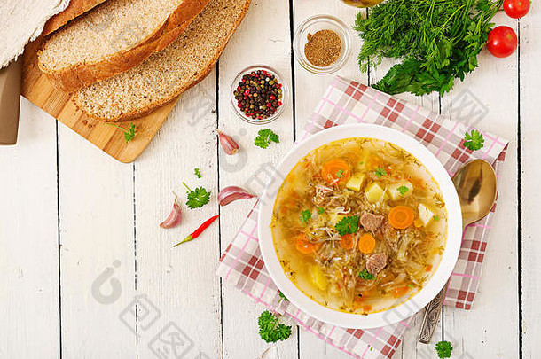 传统的俄罗斯白菜汤-酸菜汤。平铺。俯视图
